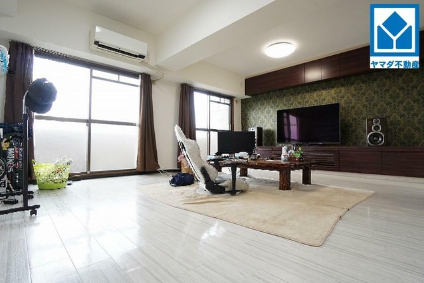 居間・リビング 白を基調にした床によりおしゃれなリビングに仕上がっています＾＾2面採光の明るいリビング＾＾快適に過ごせそうです。