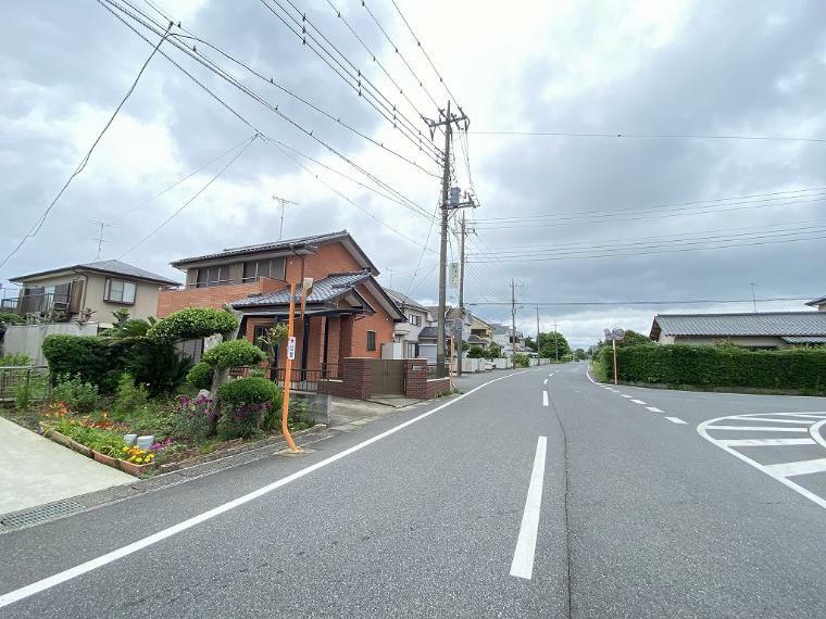 外観写真 接道道路と周囲の街並み　東側道路