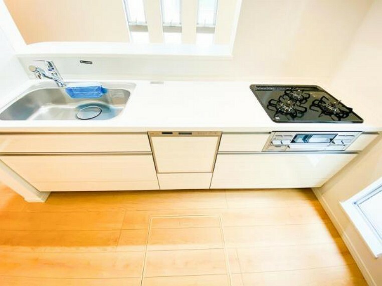キッチン 3口コンロ・食洗機付きで忙しいママをサポート！食洗機は手洗い時よりも節水ができる省エネ家電です！