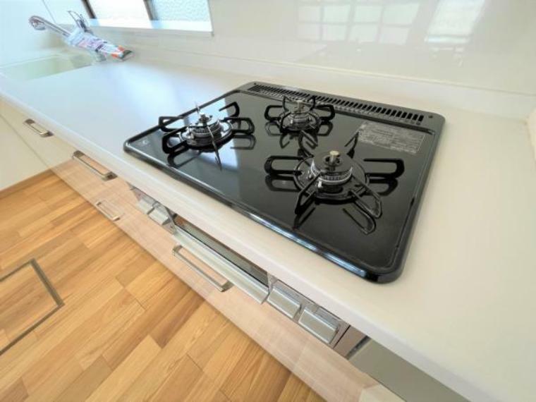 キッチン 【リフォーム済】新品交換したキッチンは3口コンロで同時調理が可能。大きなお鍋を置いても困らない広さです。お手入れ簡単なコンロなのでうっかり吹きこぼしてもお掃除ラクラクです。