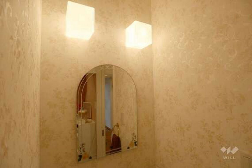 脱衣場 洗面ライトと鏡。キューブ状のライトとアーチ型の鏡がエレガントなテイストで、鏡を覗くのが楽しくなりそうです!!［2023年6月9日撮影］