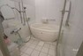 浴室 浴室。まるでフランス映画に出てきそうなおしゃれなバスルーム。洋風のバスタブに白いタイル、扉はガラスなので広く感じられます!!［2023年6月9日撮影］