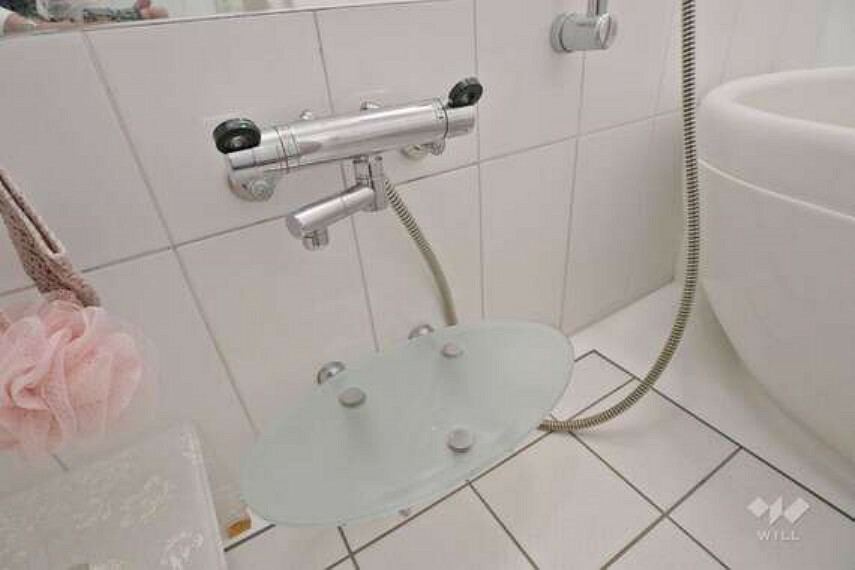 浴室水栓。細かく温度調節ができ、棚もおしゃれな仕様です。［2023年6月9日撮影］