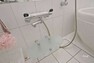 浴室 浴室水栓。細かく温度調節ができ、棚もおしゃれな仕様です。［2023年6月9日撮影］