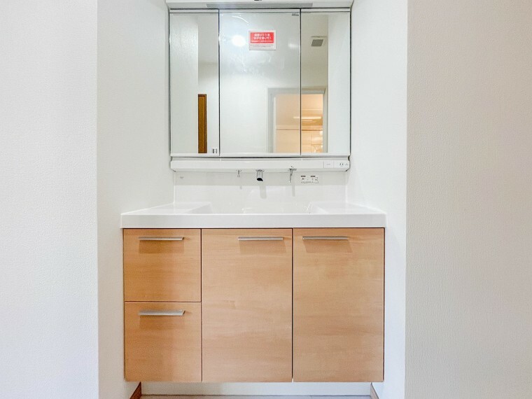 洗面化粧台 【Powder room】洗面所は小さなプライベートスペース。歯磨き、洗顔と毎日施す個人空間。