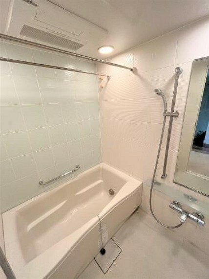 浴室 浴室には浴室乾燥機も付いており、いつでも快適で心地の良いバスタイムを実現できます。湿気の多い梅雨の時期などのカビ対策にもなり毎日のお風呂掃除の手間が省ける嬉しい設備です。