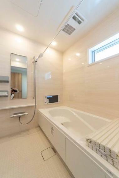 浴室 「疲れを癒す空間」 広々とした雰囲気の良いバスルーム。お子様と一緒にお風呂に入る楽しみ、思い出の一ページが刻まれる大切な瞬間