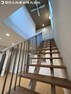 居間・リビング 吹抜けとスケルトン階段が明るいリビングを演出します。開放的な空間で、自然光が豊かに差し込みます。