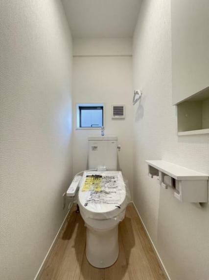 トイレットペーパーや掃除用品もスッキリ片付く収納スペース付きのトイレ
