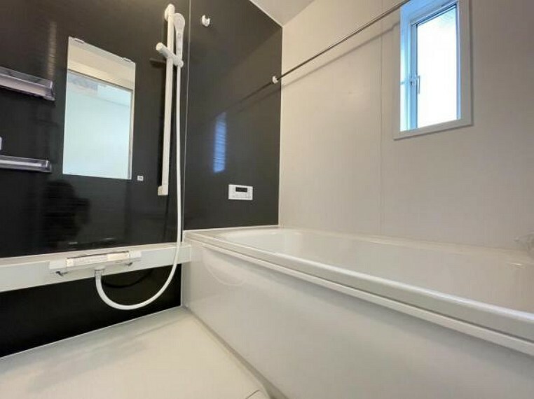 浴室 ゆったりと浸かれる1坪風呂を採用！1日の疲れを癒してくれる浴室は、窓のある開放的な空間