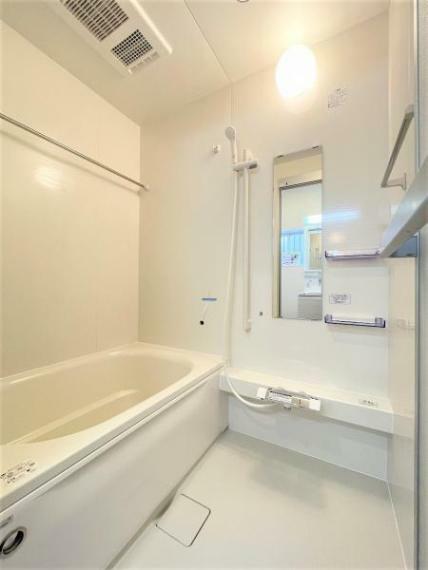浴室 【浴室】浴室はハウステック製の新品のユニットバスに交換しました。浴槽には滑り止めの凹凸があり、床は濡れた状態でも滑りにくい加工がされている安心設計です。