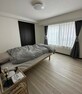 寝室 洋室6.4帖:充分な収納スペースを確保しました！お部屋に余計な家具を置く必要がなく、シンプルですっきりとした暮らしが実現できます！
