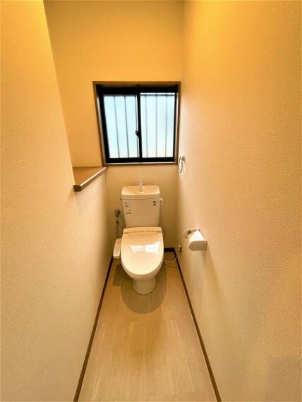 トイレ 【リフォーム完了】トイレです。新品のLIXIL製のトイレへ交換しました。後方には小窓がありますのでそこを開ければトイレ内の換気もでき同時に柔らかな陽射しも確保できます。