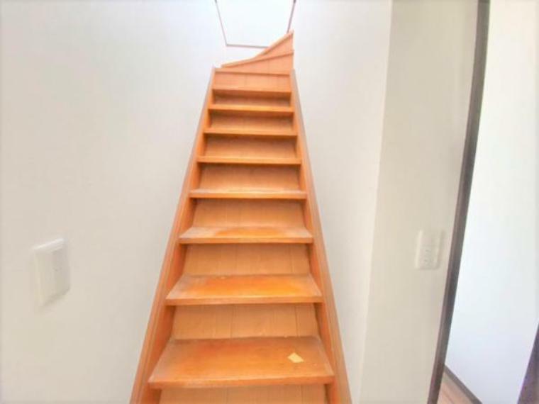 【リフォーム中】階段の写真です。階段には手すりも設置しますので上り下りも安心ですね。