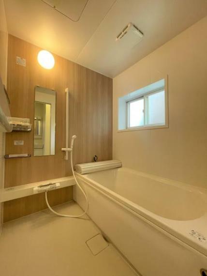【リフォーム済】浴室はハウステック製の新品のユニットバスに交換しました。浴槽には滑り止めの凹凸があり、床は濡れた状態でも滑りにくい加工がされている安心設計です。