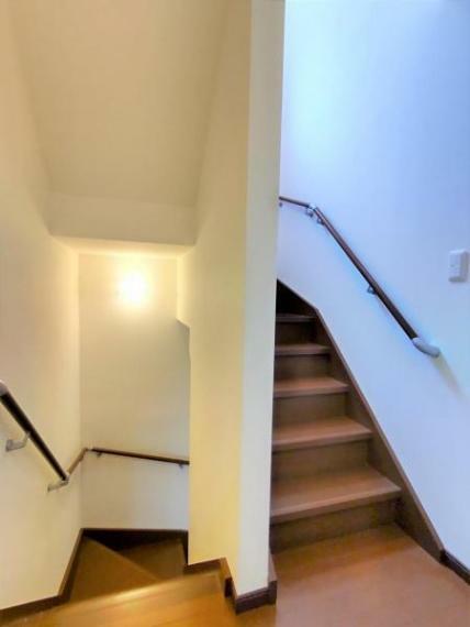 収納 【リフォーム済】2階から見た階段です。上に行くとバルコニーへと繋がります。