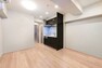 居間・リビング 【DK】画像はCGにより家具等の削除、床・壁紙等を加工した空室イメージです。