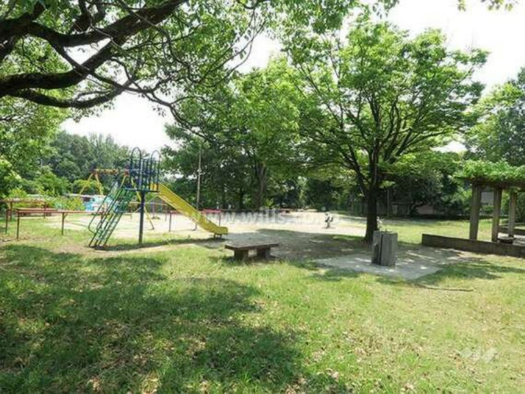敷地に隣接して公園があります。