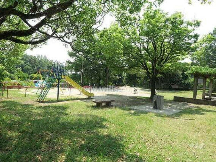 現況写真 敷地に隣接して公園があります。