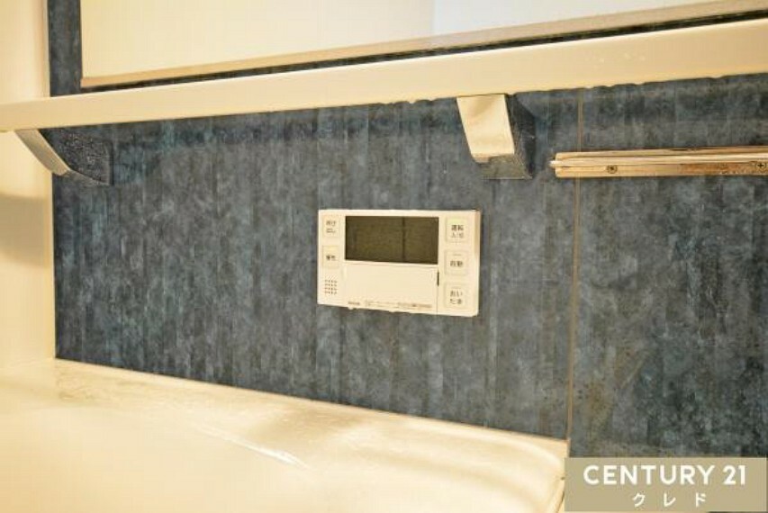 発電・温水設備 スイッチ1つで一定量の湯を浴槽に張ったり、保温や追い焚きをすることができるシステムが付いた機能的なオートバス付き！いつでも温かいお風呂に入れます。毎日快適なバスタイムを・・・。
