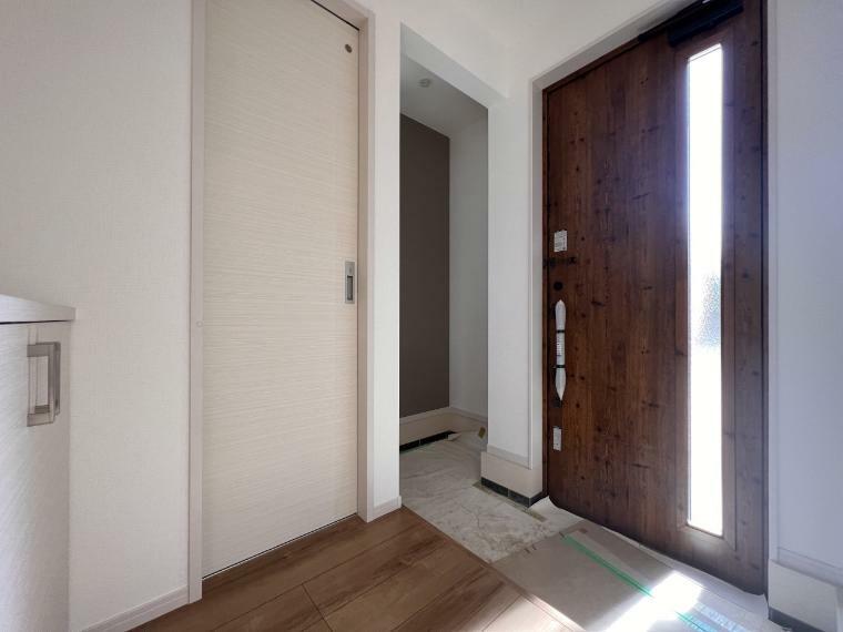 玄関 シューズインクローク付きの明るい玄関！スッキリとした印象です