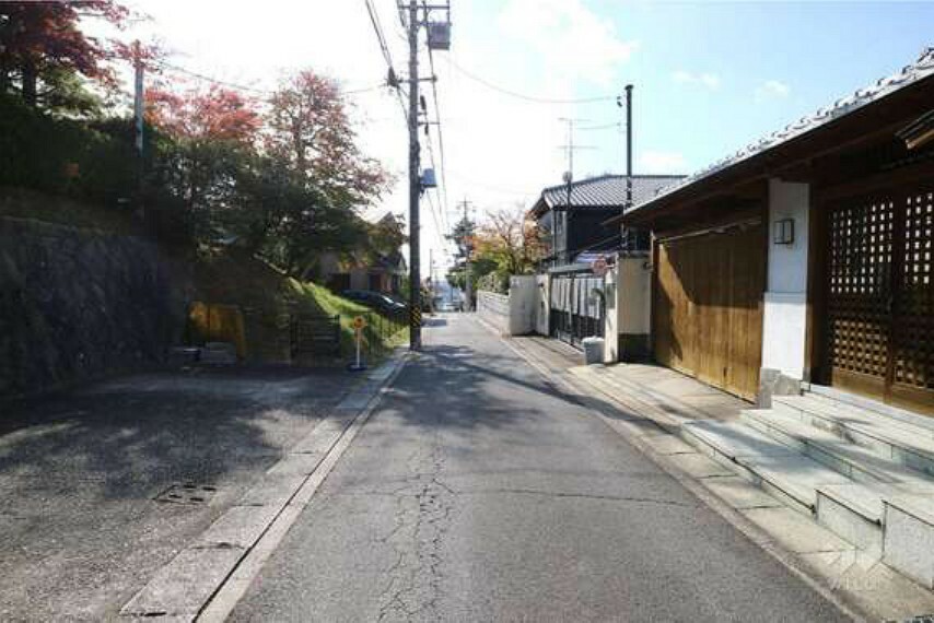 現況写真 物件の東側前面道路（北側から）建物が密集しておらず採光・通風良好です！周辺には一部畑が残り、緑の多い印象です。