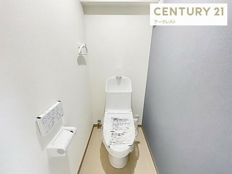 トイレ 洗浄機能でウイルスや菌などから、身を守ることができ、年中温かいので、安心して座ることができます。便座カバーを付ける必要もなく、便座が汚れたときにはさっと拭けて、常に清潔に保てるところもポイントです。