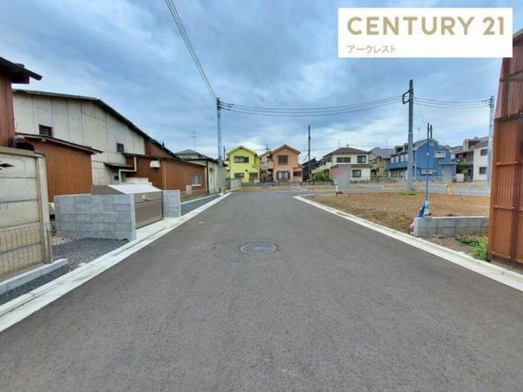 現況写真 車通りが少ない道路に面しています。周りは静かで、住宅用の一戸建てなどが程よく密集しているエリアです。