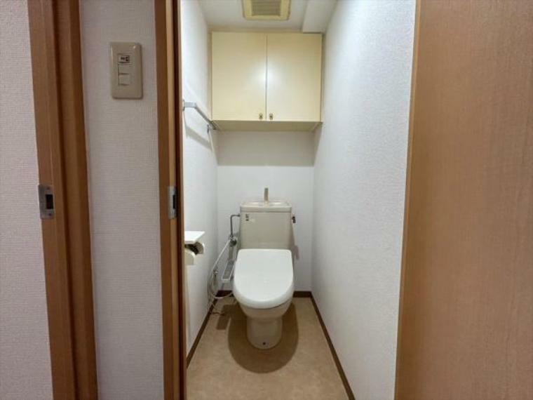 シンプルな内装のスッキリとしたトイレです。お手入れやお掃除が簡単にできるシンプルなデザインです。
