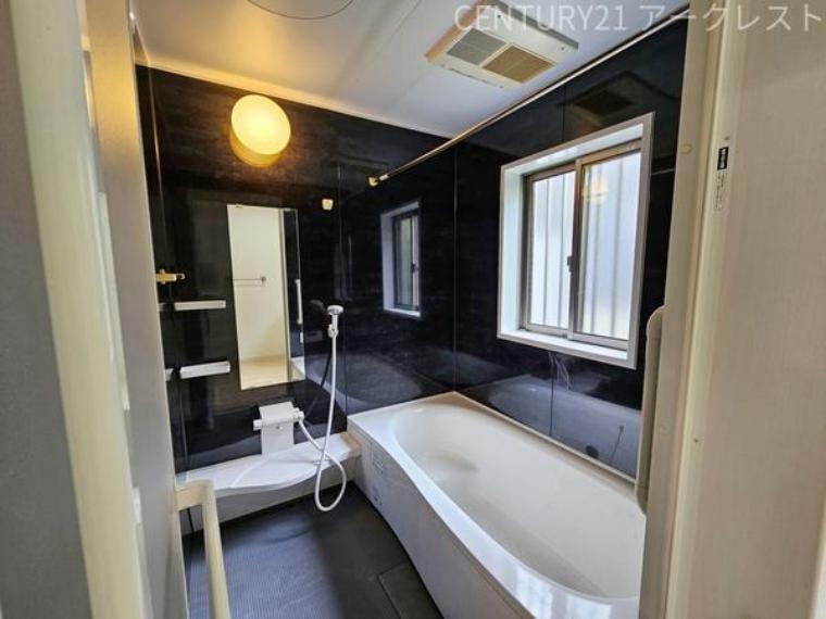 浴室 落ち着いた雰囲気のゆったりくつろげるバスルームでリラックスバスタイム。バスタブにつかって寛ぎながら心と体をリフレッシュ！