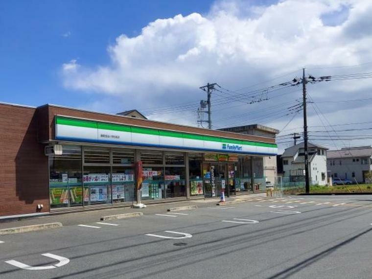 コンビニ ファミリーマート 飯能加治小学校前店