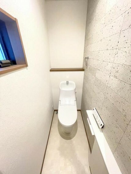 トイレ ■収納や装飾にも使える棚付きの便利な洗浄トイレ