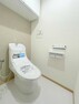 トイレ ■新規交換済みシャワートイレ/上部には収納スペースがございます