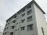 外観写真 外観はマンション管理がされているかの目安になります。築年数が古いと、壁面は劣化してひび割れが生じることも！建物が古びていても細かいところが修繕されていると、きちんと管理されているなぁと感じるでしょう。