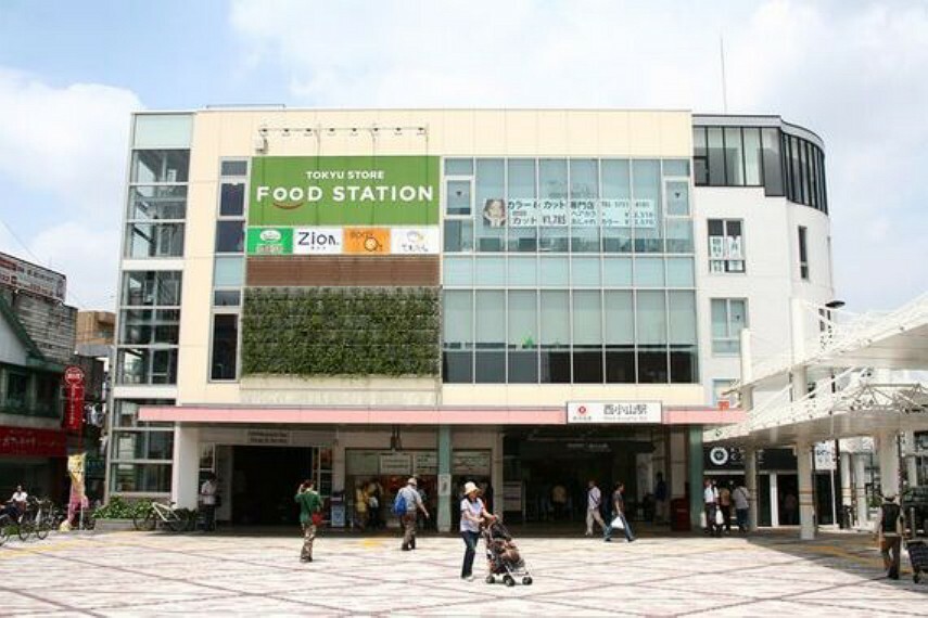 駅ビルにはスーパーや飲食店、ショッピング施設が充実しています。