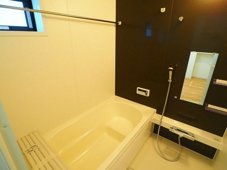 浴室 一坪サイズの浴室！ 浴室暖房乾燥機付きです