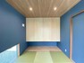 和室 木目×ブルーのクロスがモダンな雰囲気の和室は、独立しているので客間にもお使い頂けます。