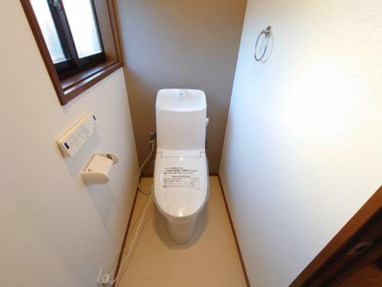 【リフォーム済】トイレはTOTO製の温水洗浄機能付きに新品交換しました。表面は凹凸がないため汚れが付きにくく、継ぎ目のない形状でお手入れが簡単です。節水機能付きなのでお財布にも優しいですね。