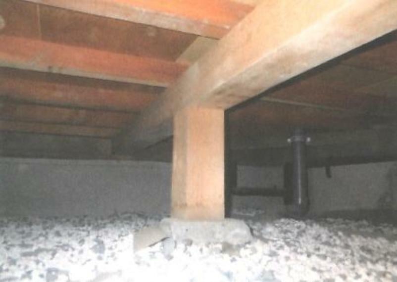 【床下写真】中古住宅の3大リスクである、雨漏り、主要構造部分の欠陥や腐食、給排水管の漏水や故障を2年間保証します。その前提で床下まで確認の上でリフォームし、シロアリの被害調査と防除工事もおこないます。