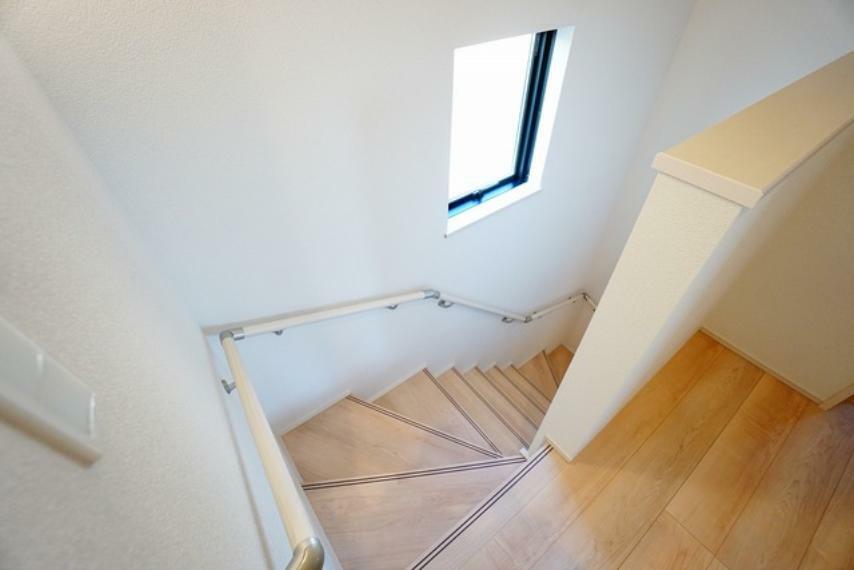 構造・工法・仕様 ご年配の方でも安心できる、手すり付き階段。段差も低めで設定されており、安全性にも優れていますね＾＾