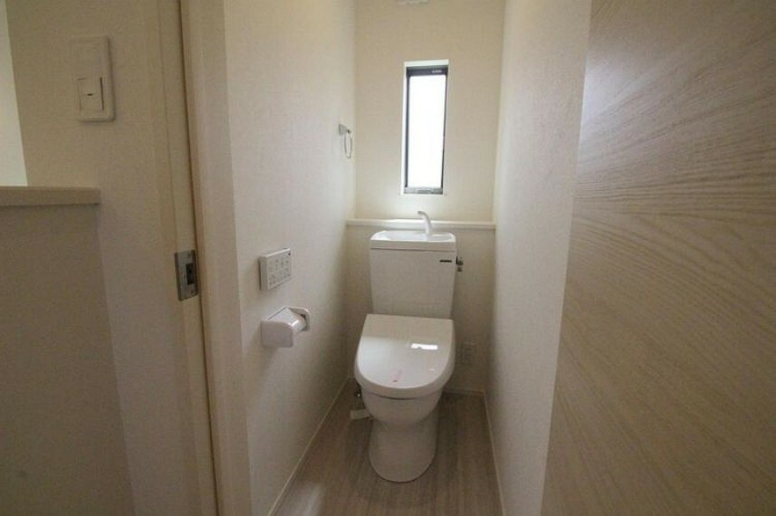 トイレ トイレにも窓があり採光と換気ができます