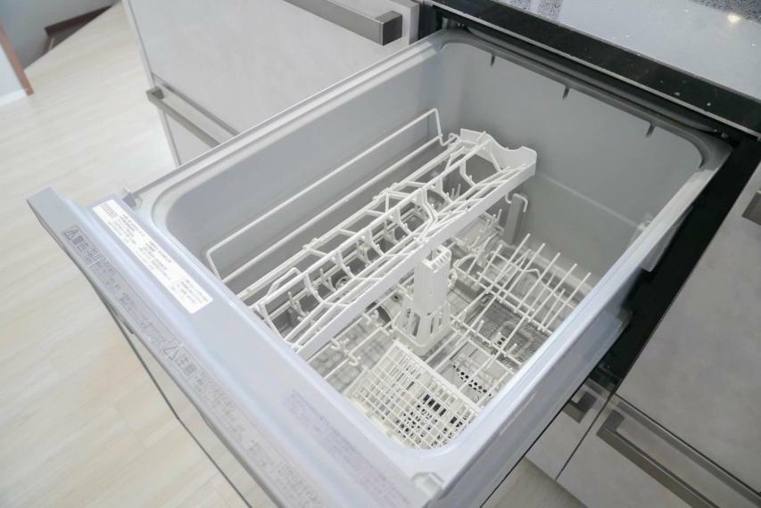 発電・温水設備 食器洗いのわずらわしさから開放してくれる嬉しい設備。後片付けの手間を減らし奥様の時間を有効活用できます。お湯と洗剤を使う機会が少なくなるため、手荒れ防止にも。