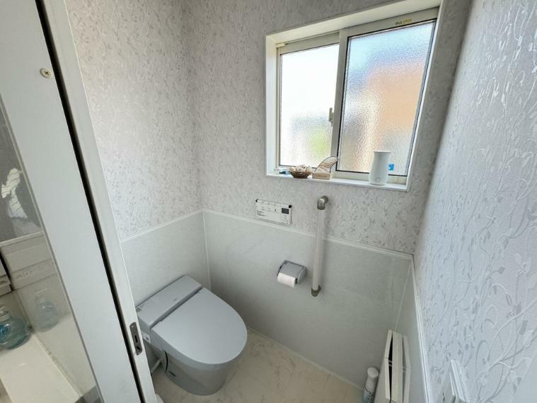 トイレ 2階トイレ　ウォシュレット　タンクレスです　小棚、手すり、窓があります