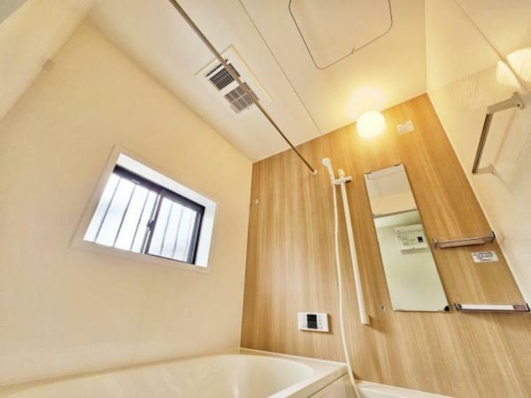浴室 【浴室乾燥機】新品交換したユニットバスは浴室乾燥機能付きです。湿気をすみずみまで除去、結露やカビの発生を抑えます。雨の日のお洗濯にも便利ですね。