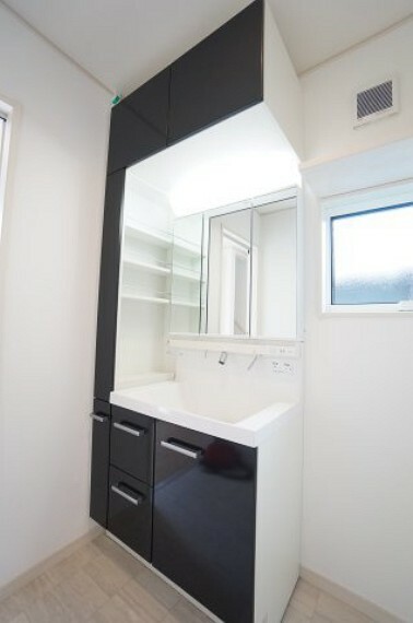 洗面化粧台 1階、2階には暮らしを快適に変える、シャワー付き洗面化粧台