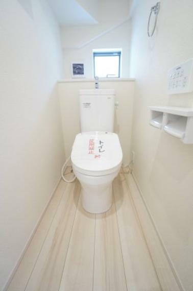 トイレ 1階2階にトイレを完備！忙しい朝の身支度もスムーズになります！温水洗浄便座で暖かく冬場は快適です。  、水機能付き温水洗浄便座です!!