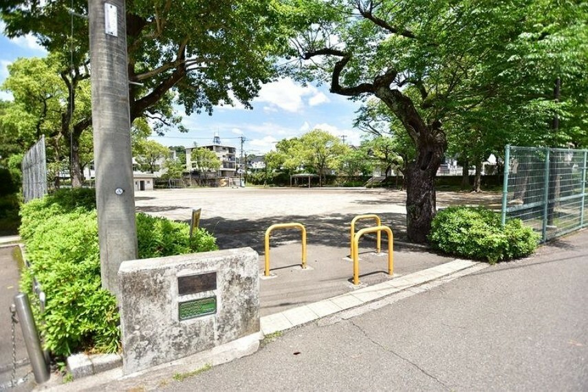 公園 草牟田公園【草牟田公園】鹿児島市草牟田1丁目にある公園です。遊具、トイレ、広場あり