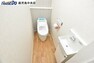 トイレ 【トイレ】温水洗浄便座機能付きのトイレです、手洗い器も付いています