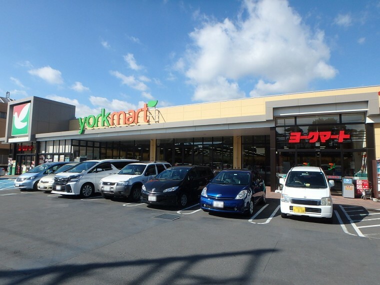 スーパー ヨークマート六浦店（首都圏を中心に展開するセブンアンドアイグループが展開する食品スーパー。）