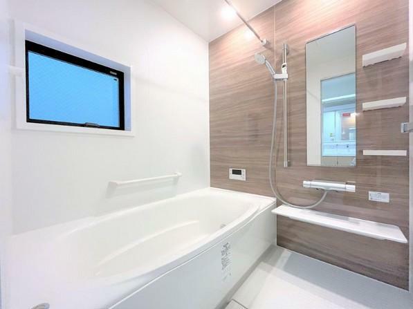 浴室 一日の疲れを癒す1坪タイプの浴室。足を伸ばしてゆったりと入れる浴槽。床、カウンター、排水溝などお掃除が大変な場所は、汚れがつきにくく、お手入れしやすい設計。
